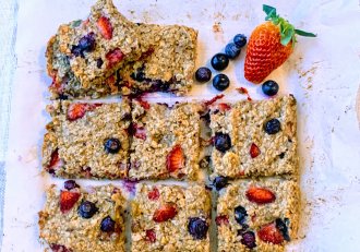 Batoane de ovaz cu capsuni si afine/Strawberry, blueberry oatmeal vegan bars