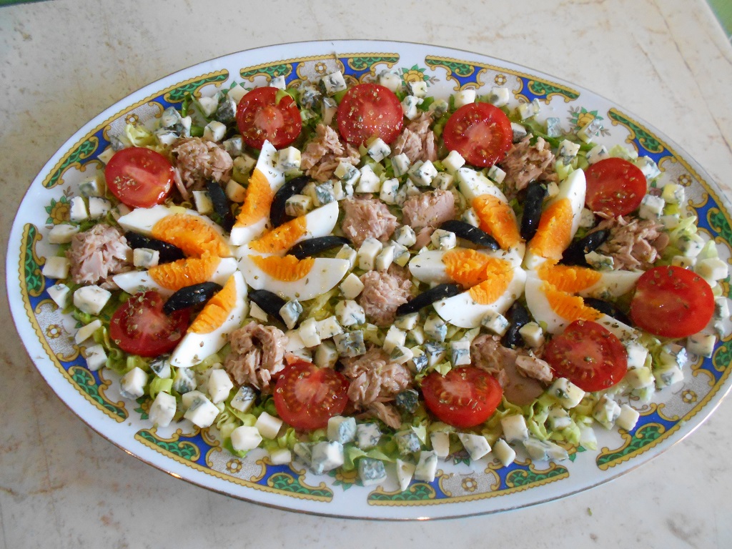 Salata Floare de nufăr, cu oua, ton si branza cu mucegai