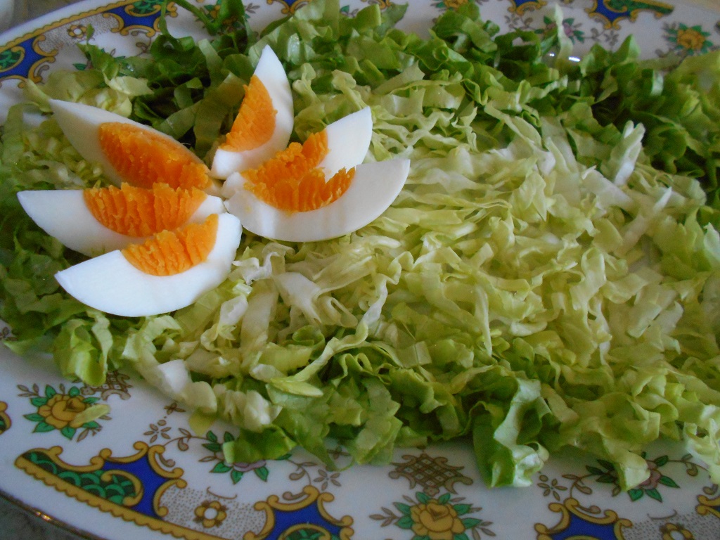 Salata Floare de nufar, cu oua, ton si branza cu mucegai