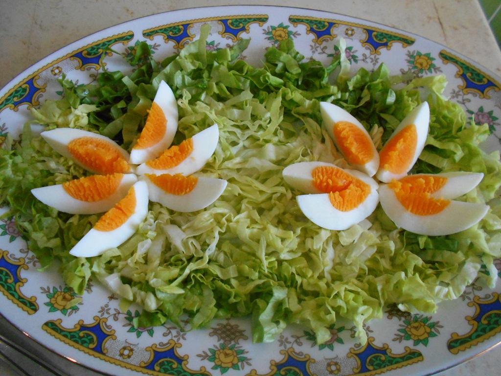 Salata Floare de nufar, cu oua, ton si branza cu mucegai