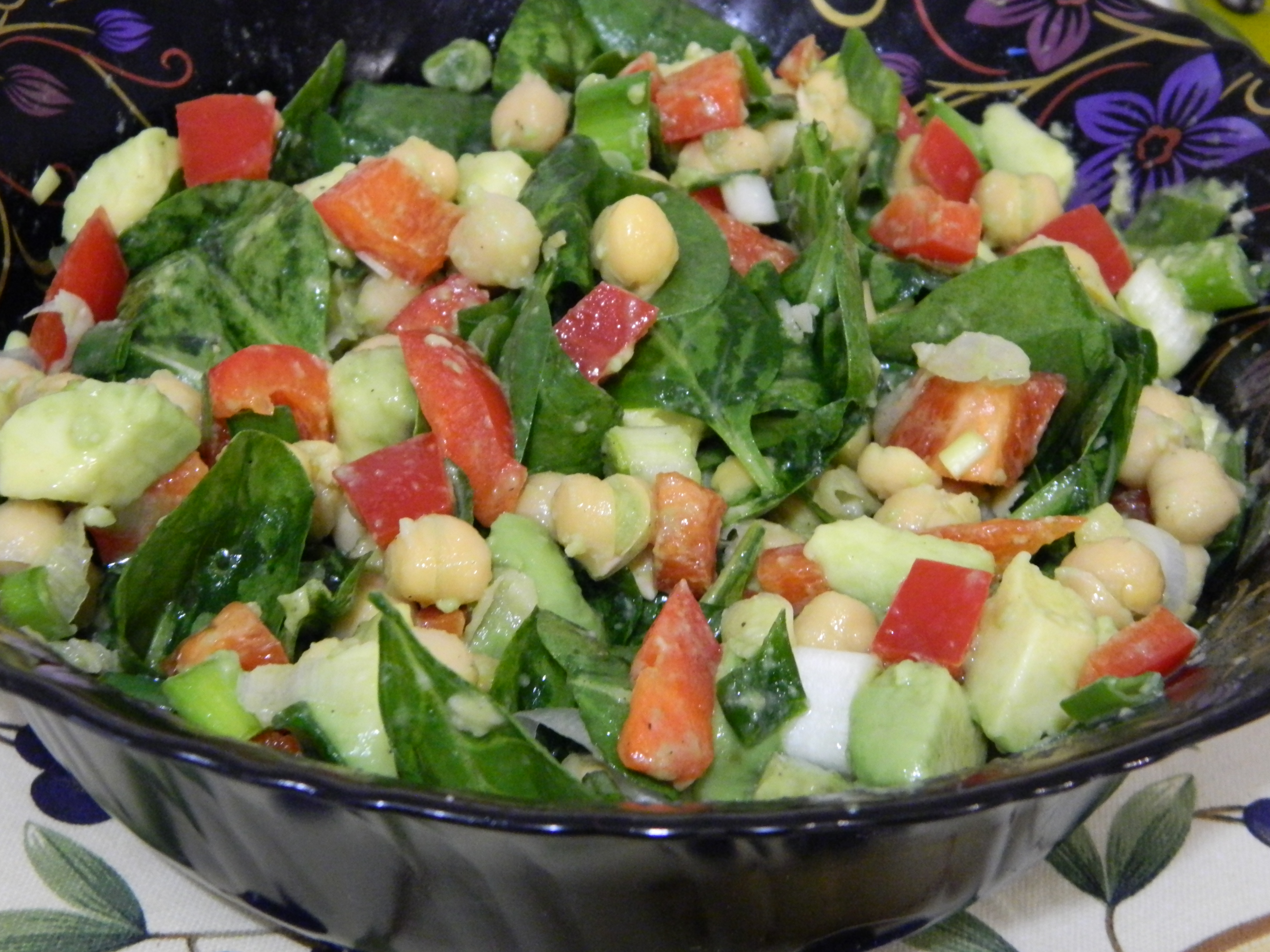 Salata de primavara cu baby spanac, naut si ceapa verde.