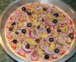 Pizza cu carnati si mozarella-9