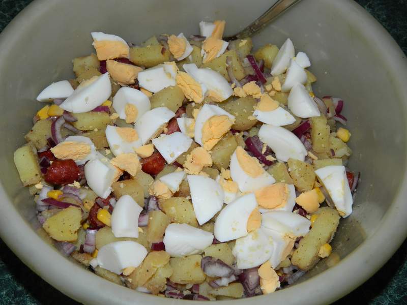Salata de cartofi cu carnati