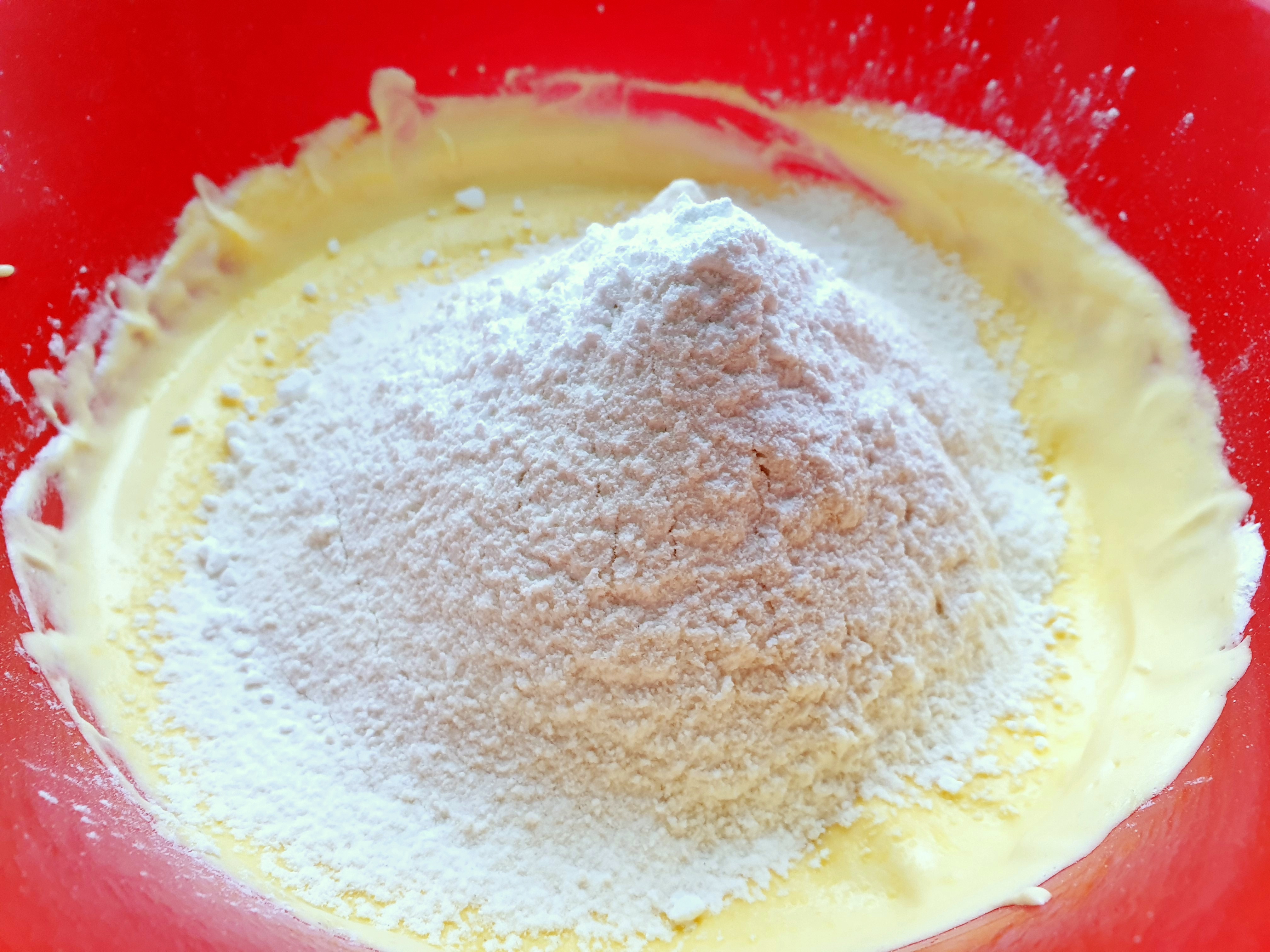 Desert prajitura cu nuca de cocos si crema cu ciocolata alba si lapte condensat (Raffaello)