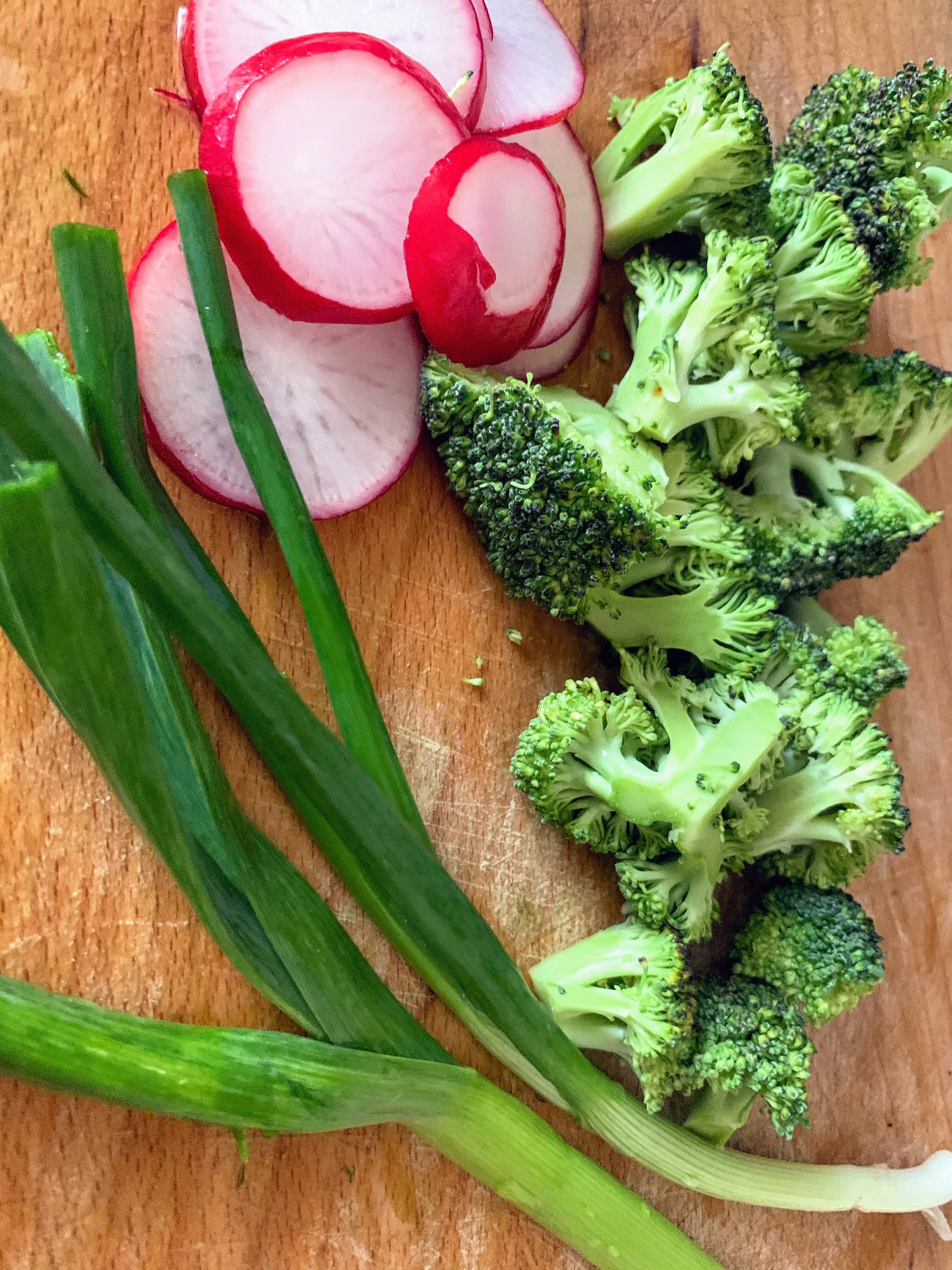 Paste de linte cu broccoli, rosii uscate si muguri de pin