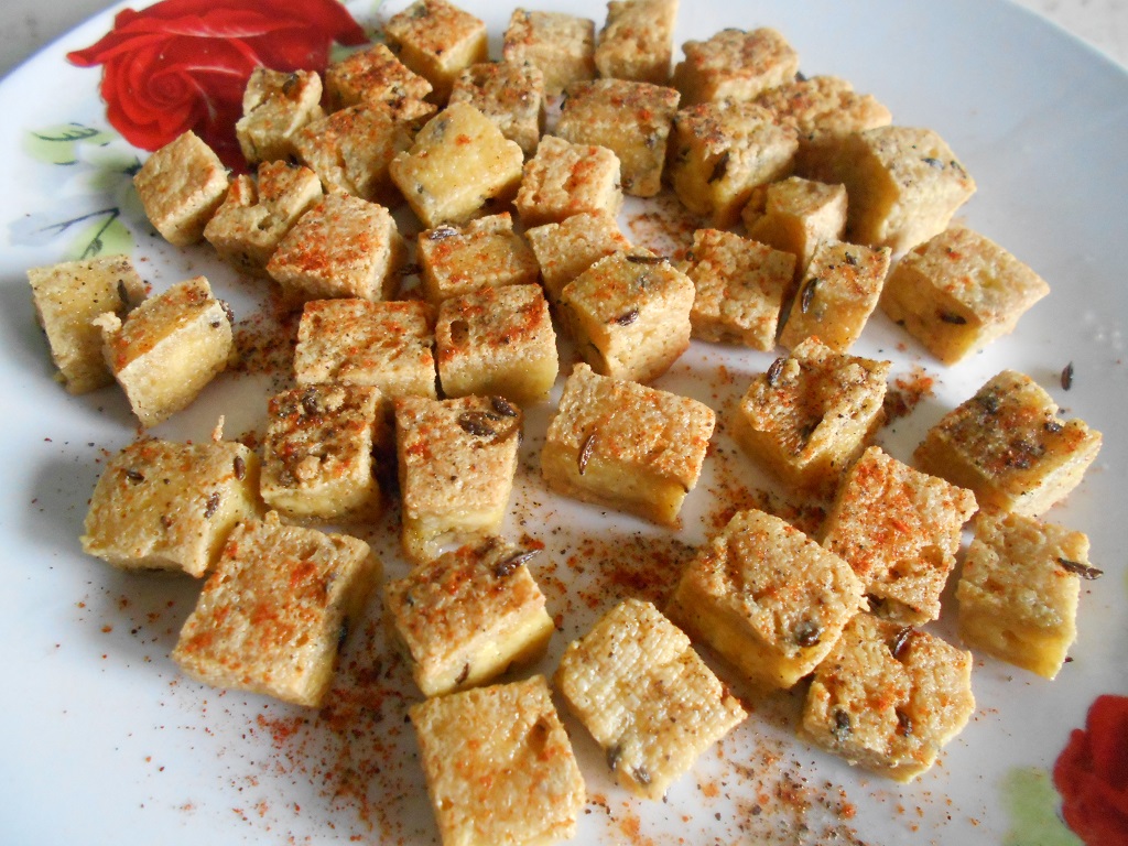 Salata de sezon, cu tofu rumenit la tigaie