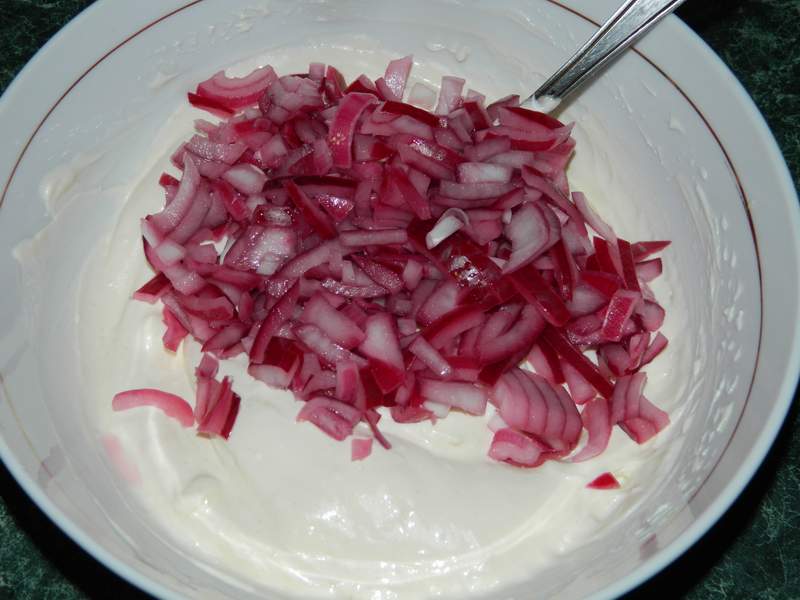 Chiftelute cu ceapa rosie in sos de maioneza si smantana