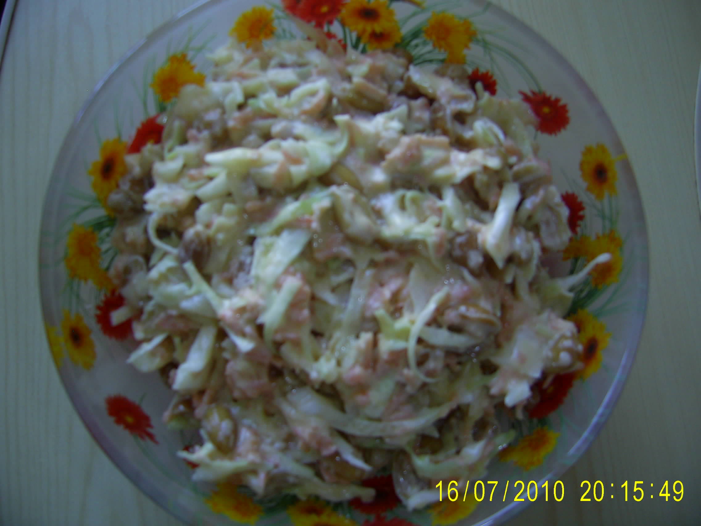 Salata de varza cu morcovi si alune