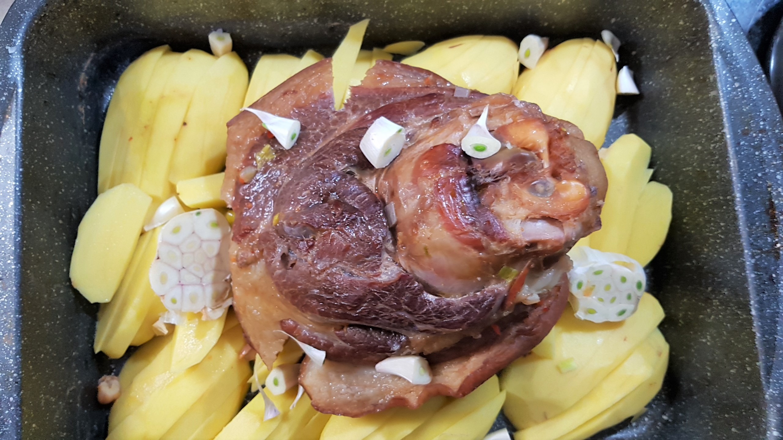 Ciolan de porc afumat cu cartofi - reteta cu carne nr. 400