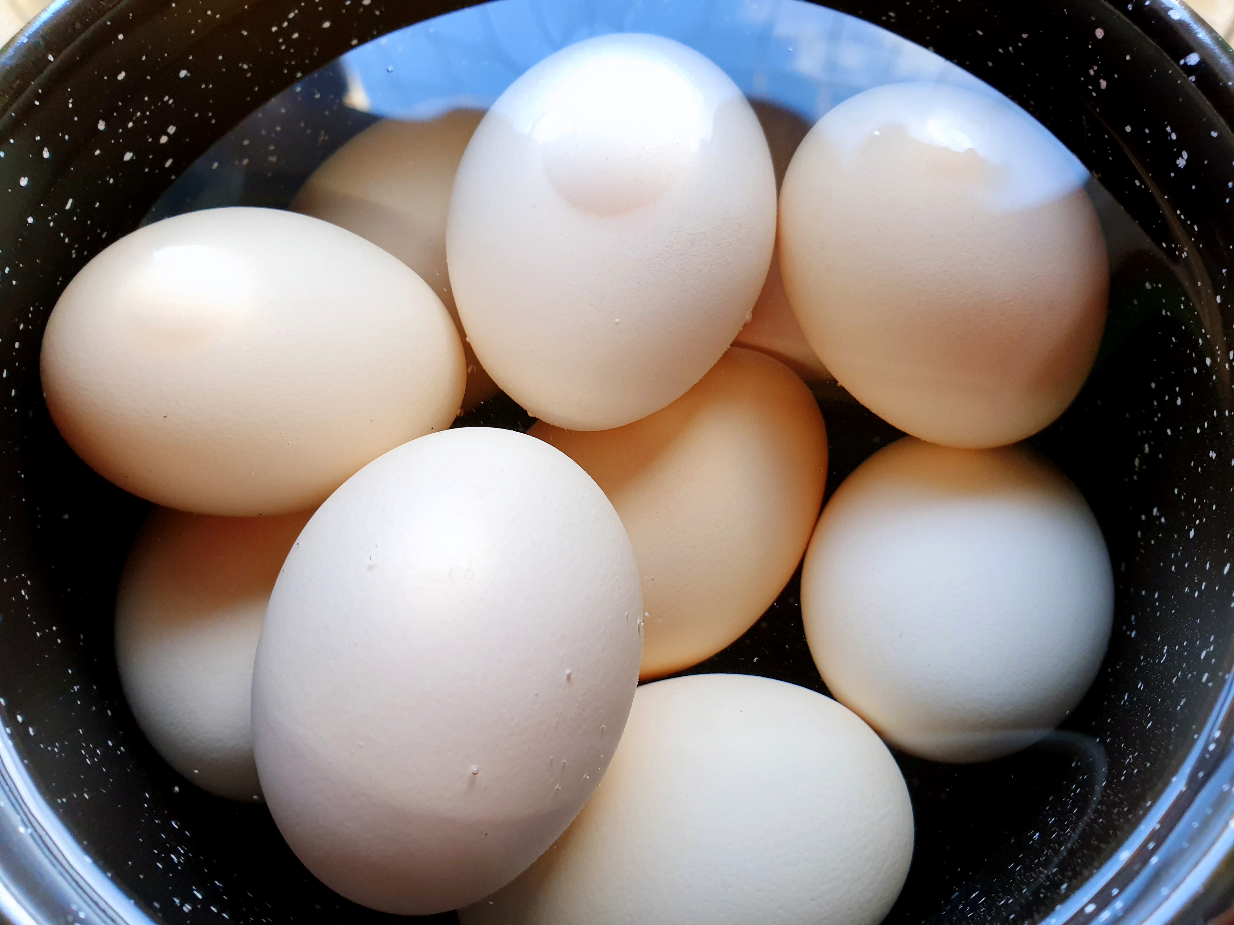 Oua vopsite cu ajutorul orezului, cu vopsea uscata