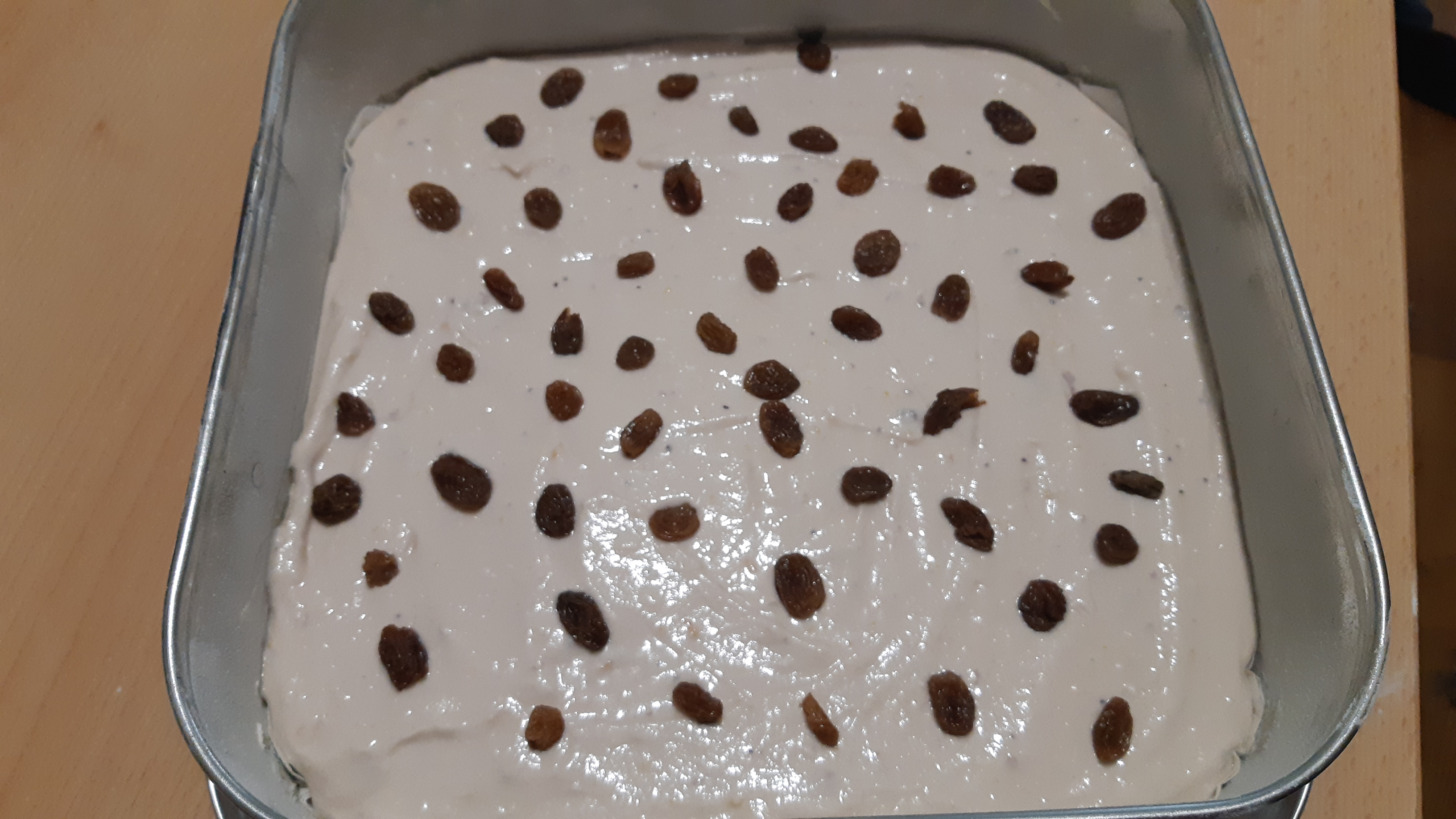 Desert prajitura umeda cu branza, iaurt si stafide