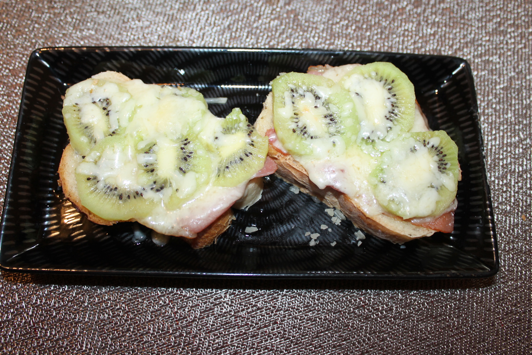 Sandwich cu prosciutto și kiwi