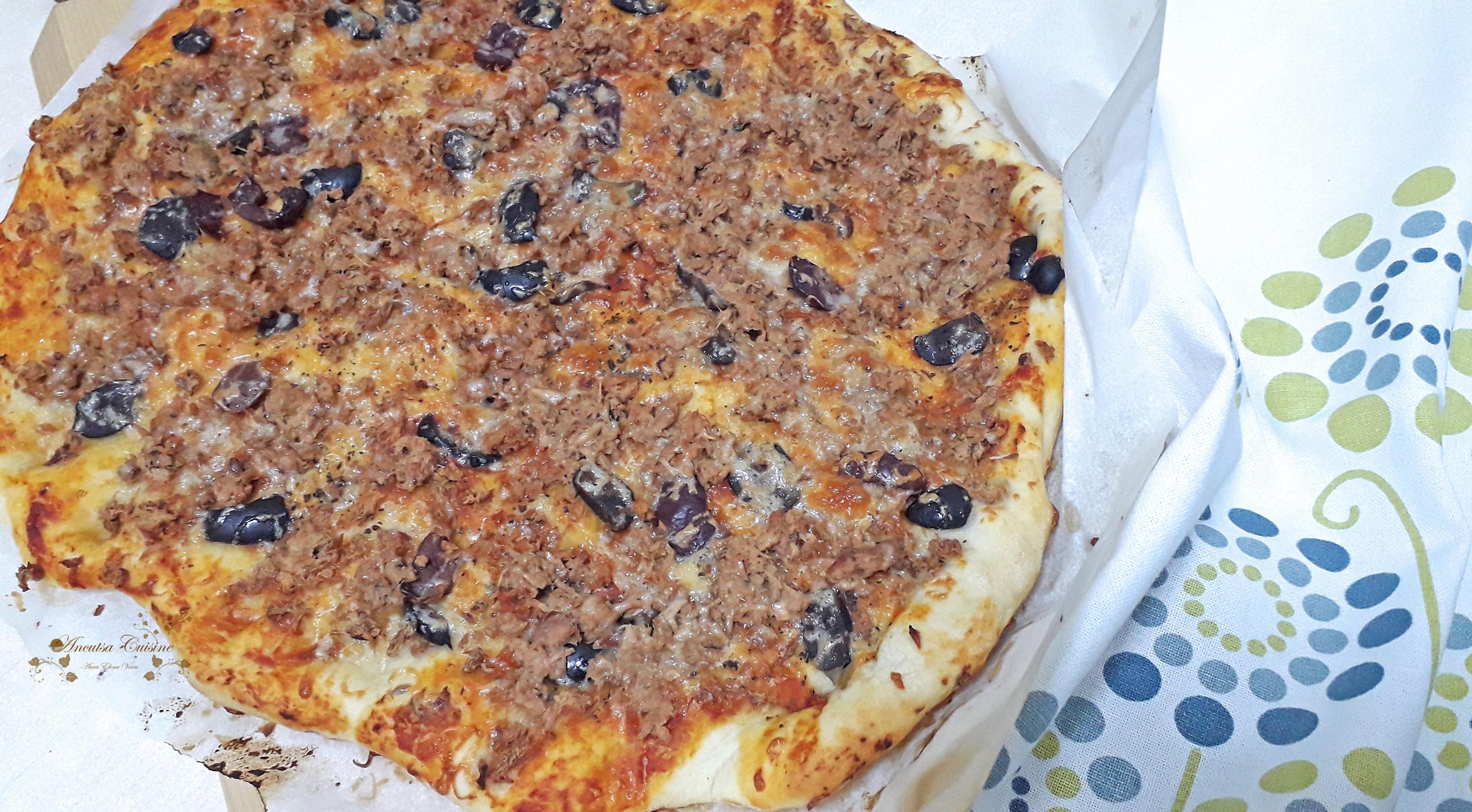 Pizza cu ton, măsline și mozzarella