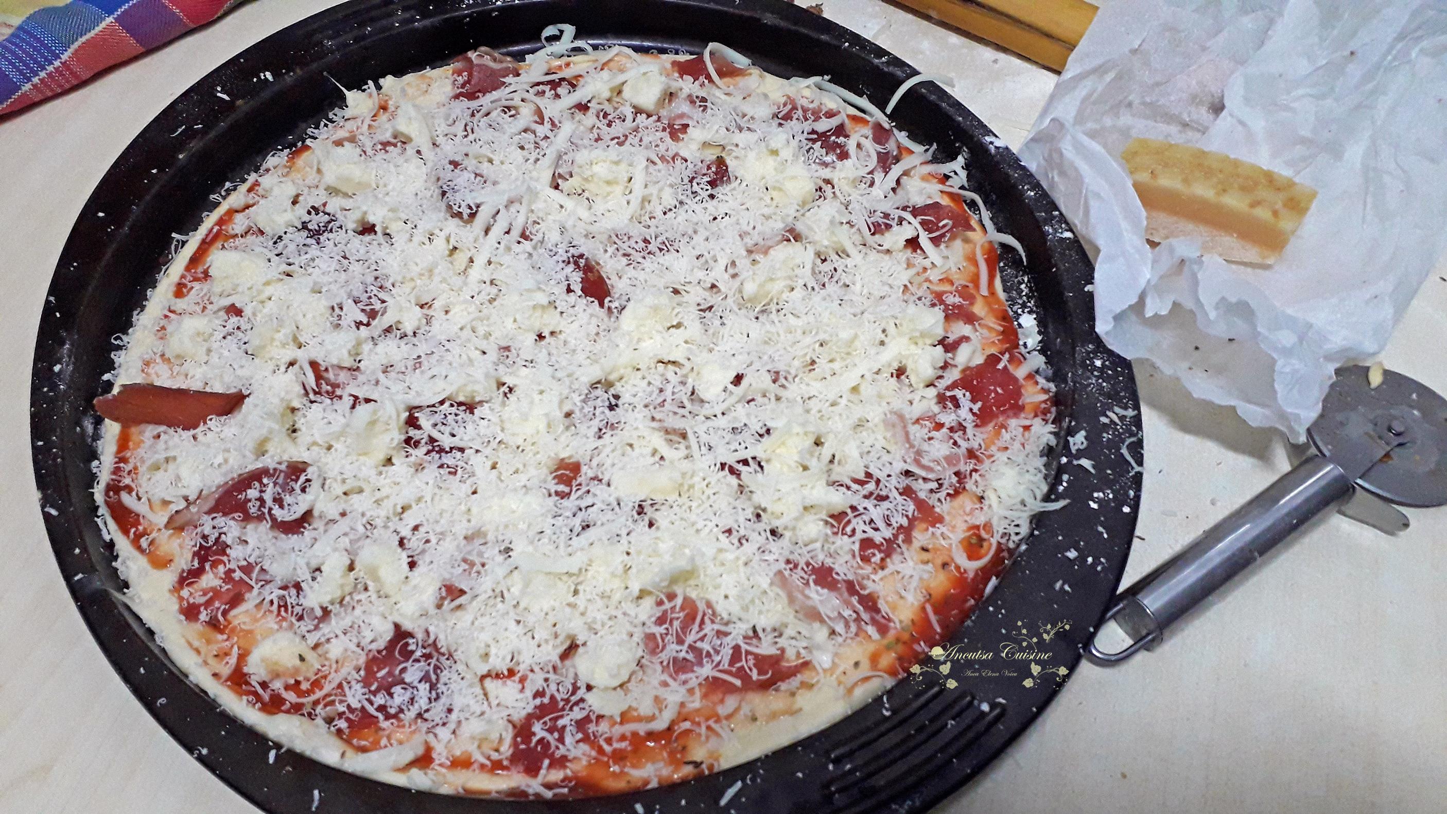 Pizza cu șuncă, mozzarella și parmezan