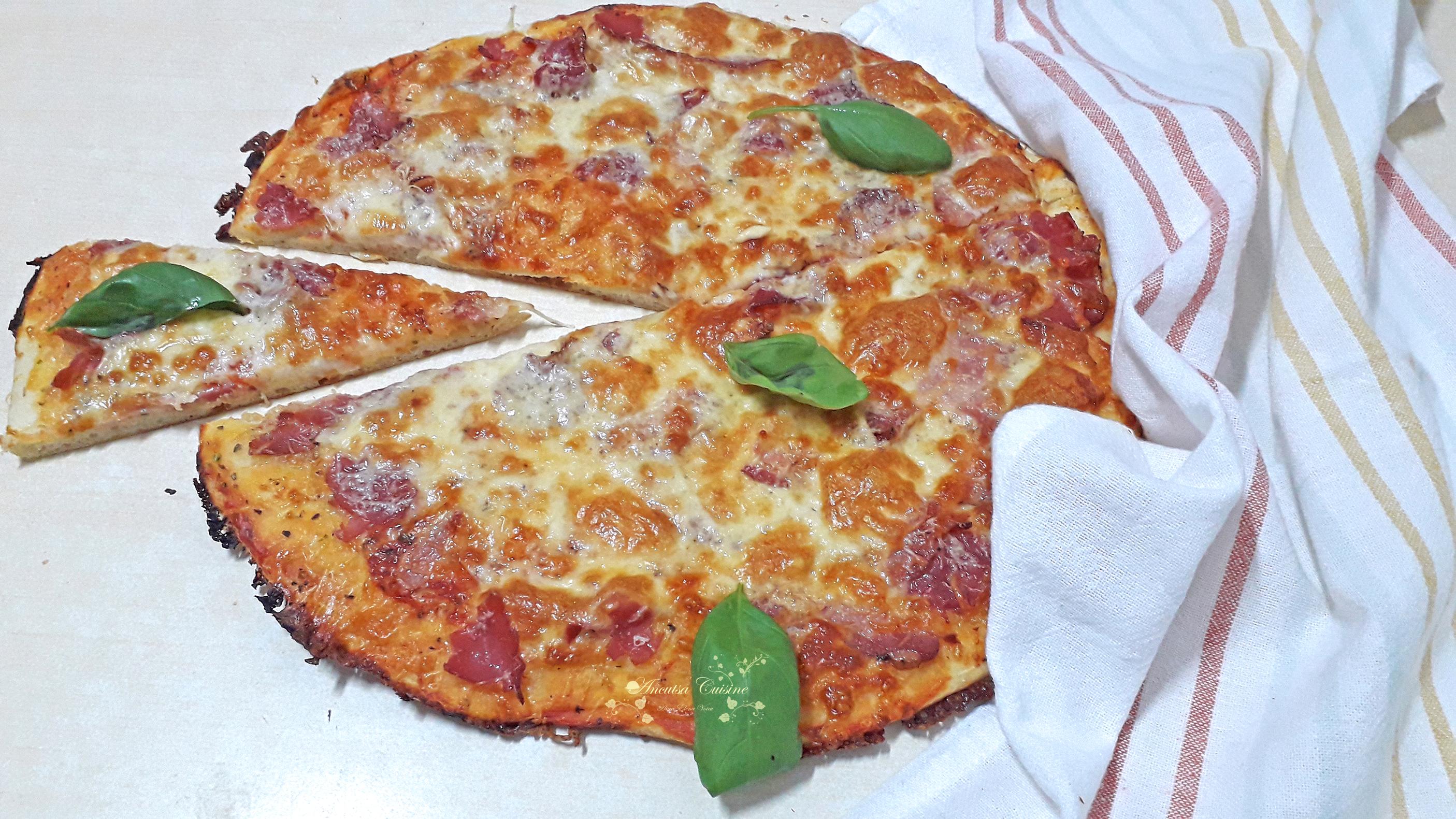 Pizza cu sunca, mozzarella si parmezan