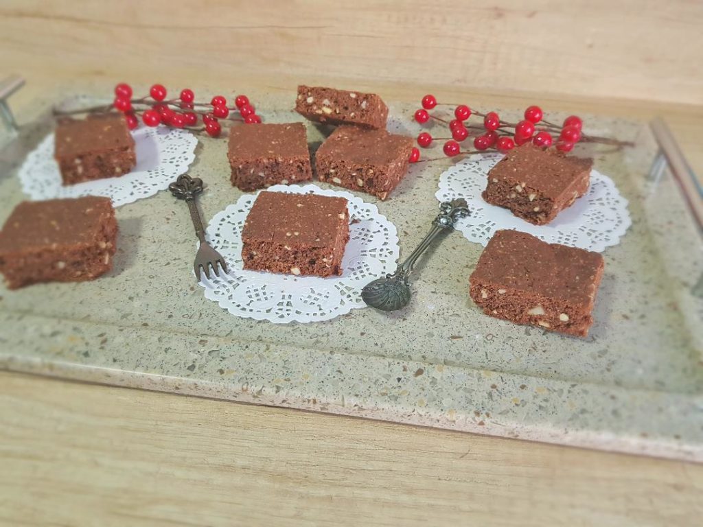 Desert negresa cu ciocolata si migdale (Brownies)