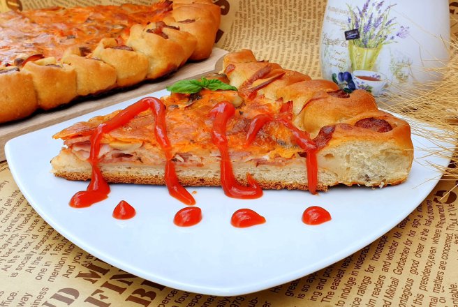 Pizza cu coronita de cabanosi