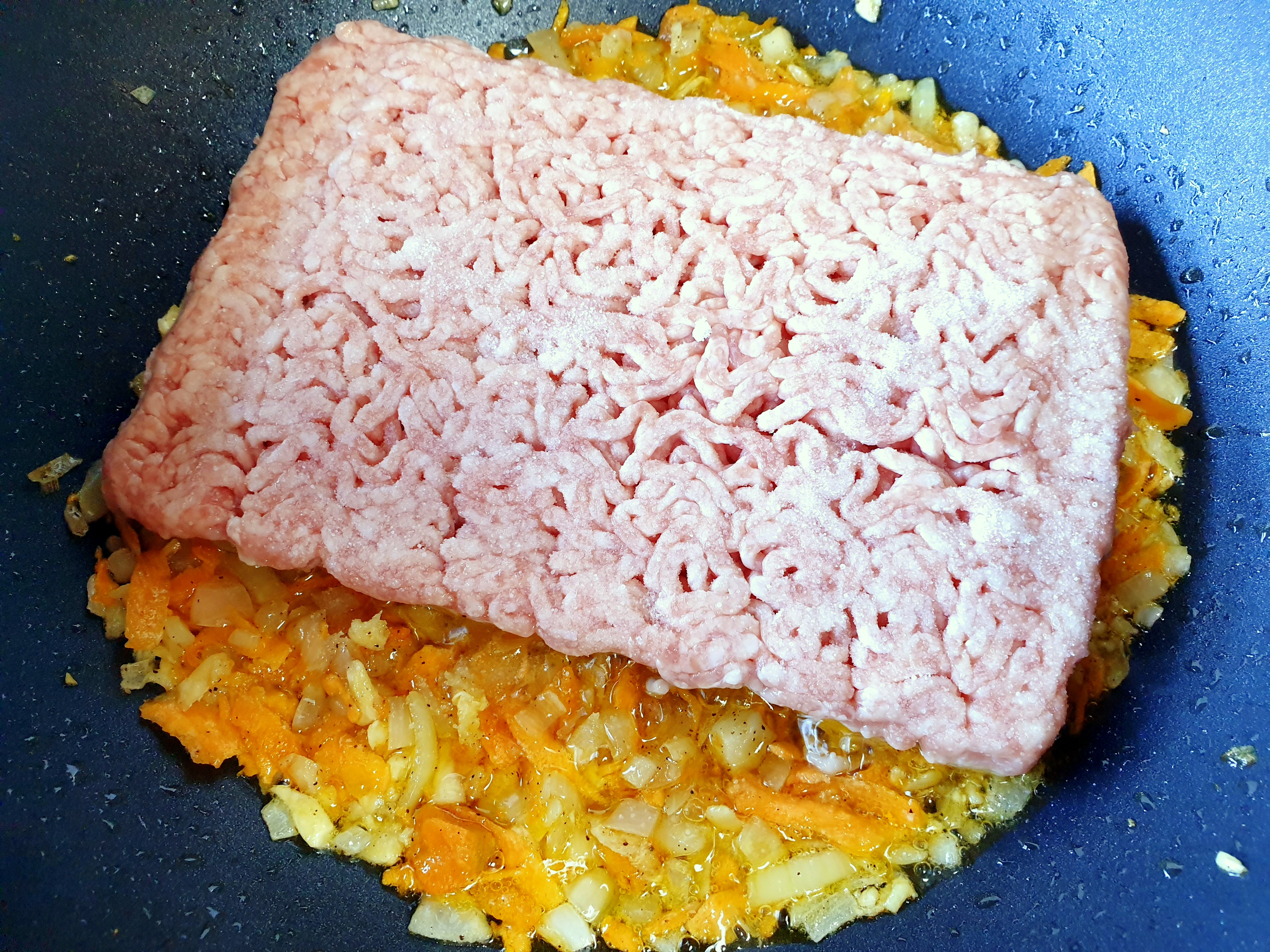 Placinta cu carne tocata de porc