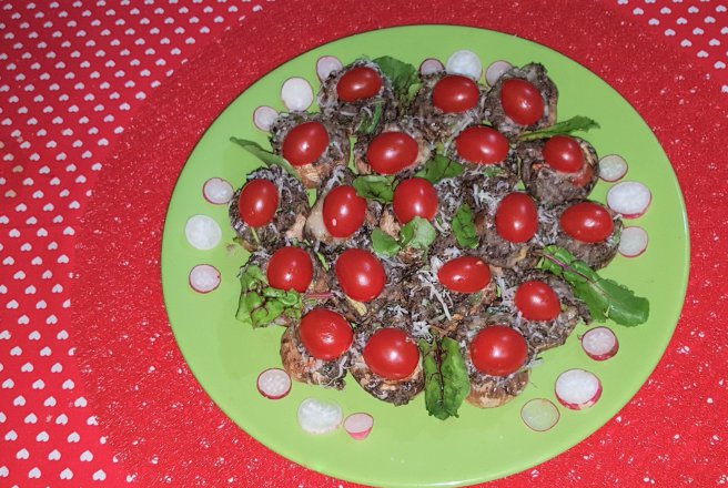 Ciuperci umplute cu cabanos si branzeturi