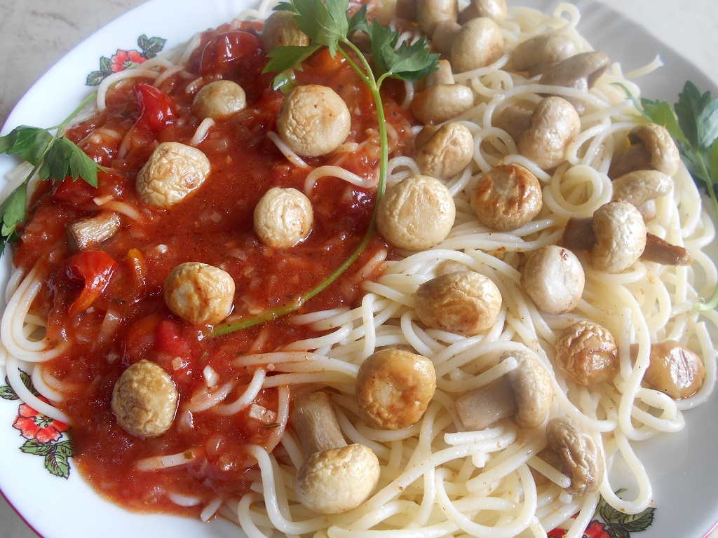 Spaghete cu ciupercute si sos tomat