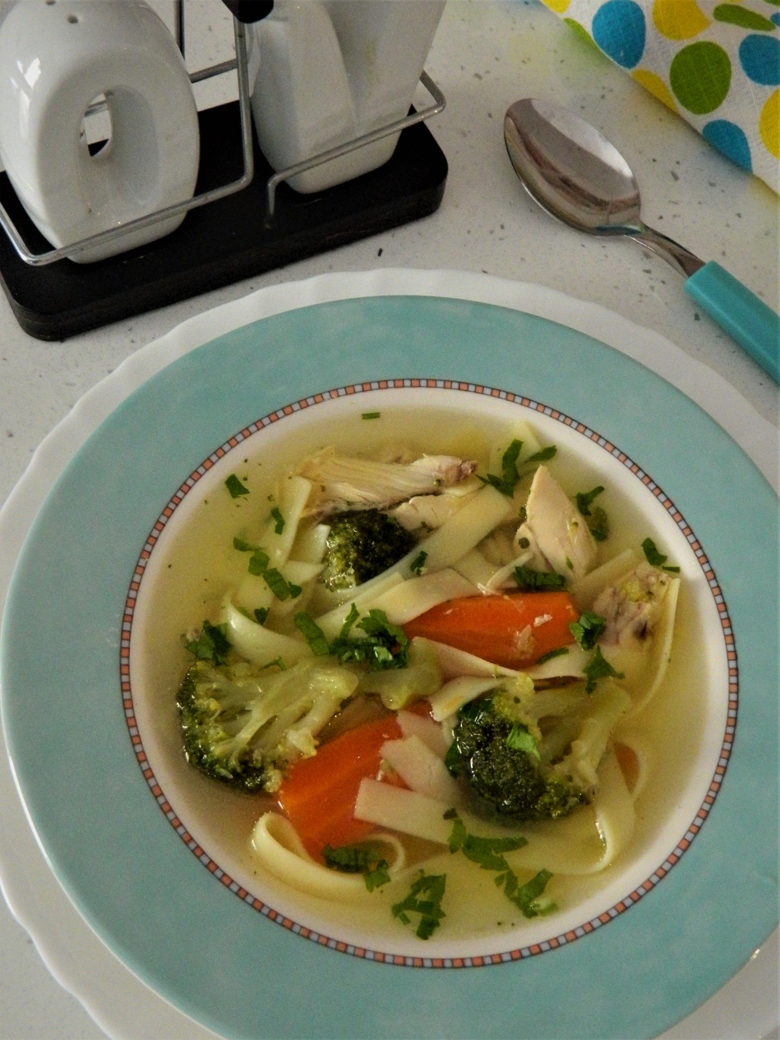 Supa de pui cu taitei lati si broccoli