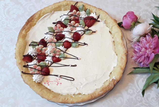 Desert tarta cu capsuni, crema de vanilie si apa de trandafiri