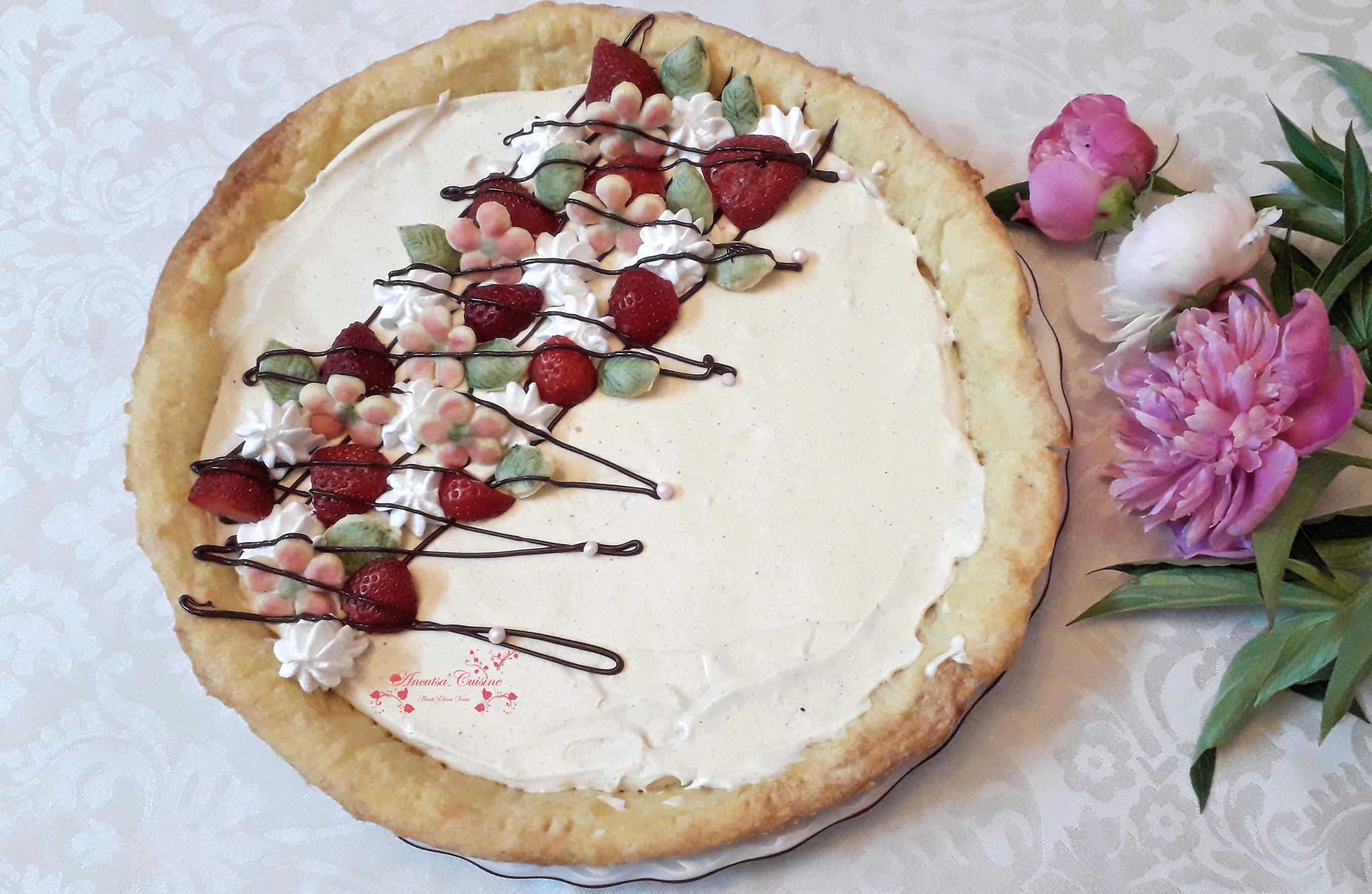Desert tarta cu capsuni, crema de vanilie si apa de trandafiri
