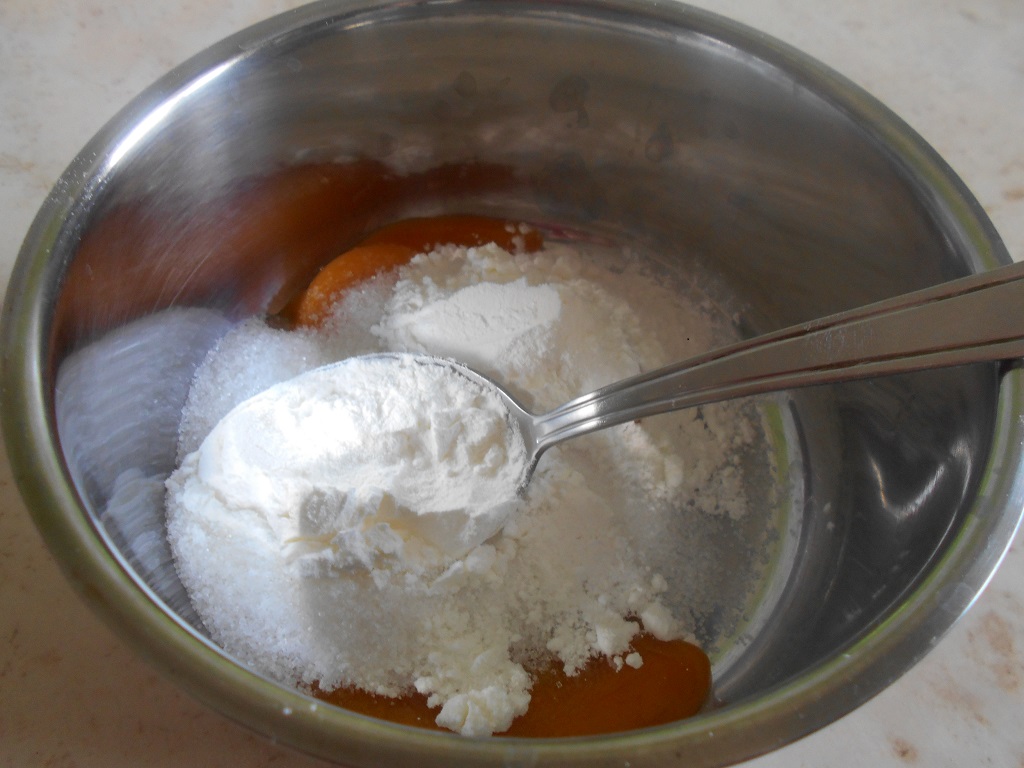 Desert crema de vanilie si capsuni, la cupe