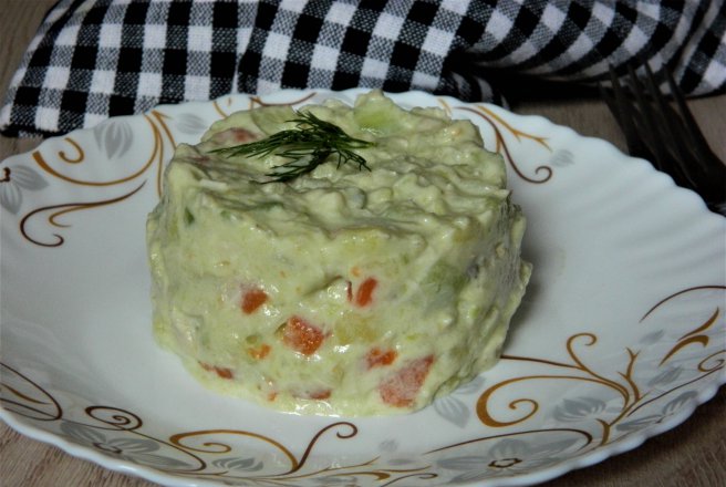 Salata de legume cu piept de pui si maioneza din avocado