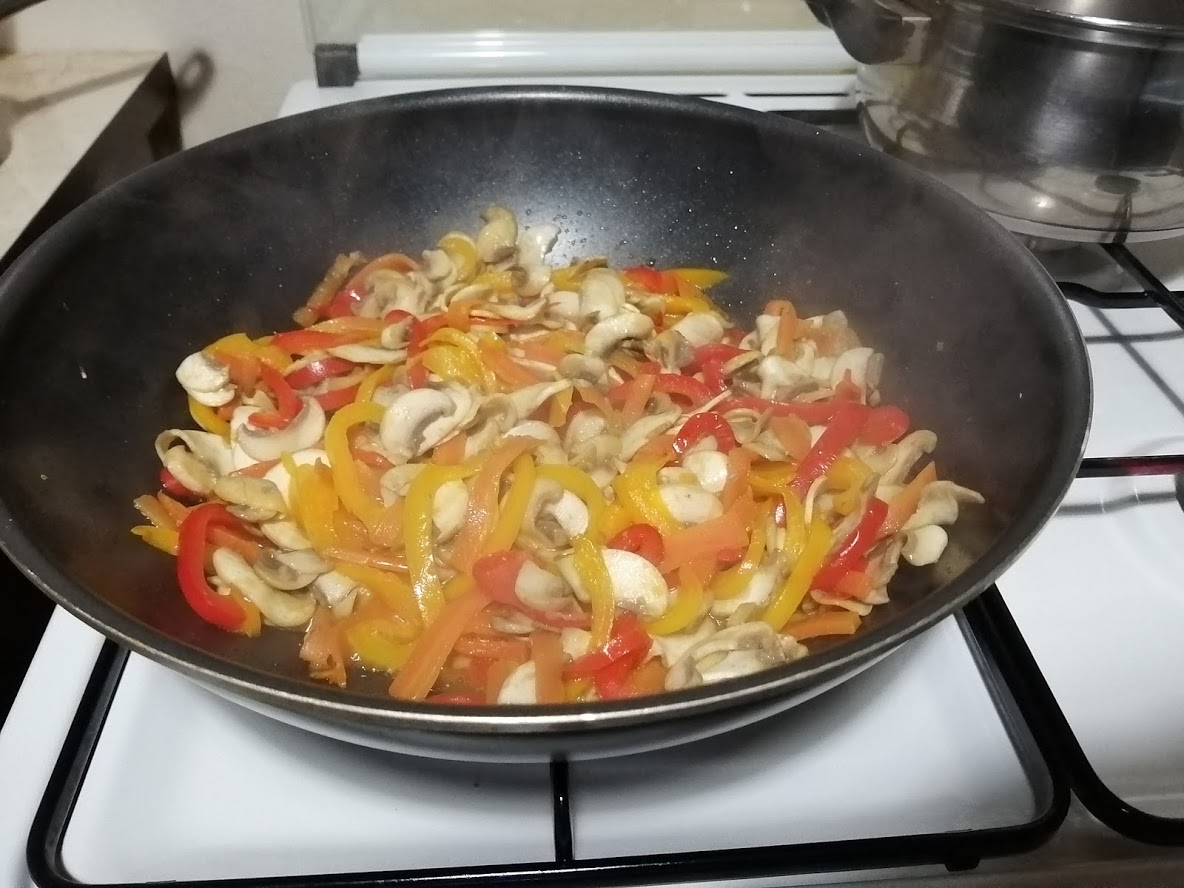 Noodles cu legume si ciuperci