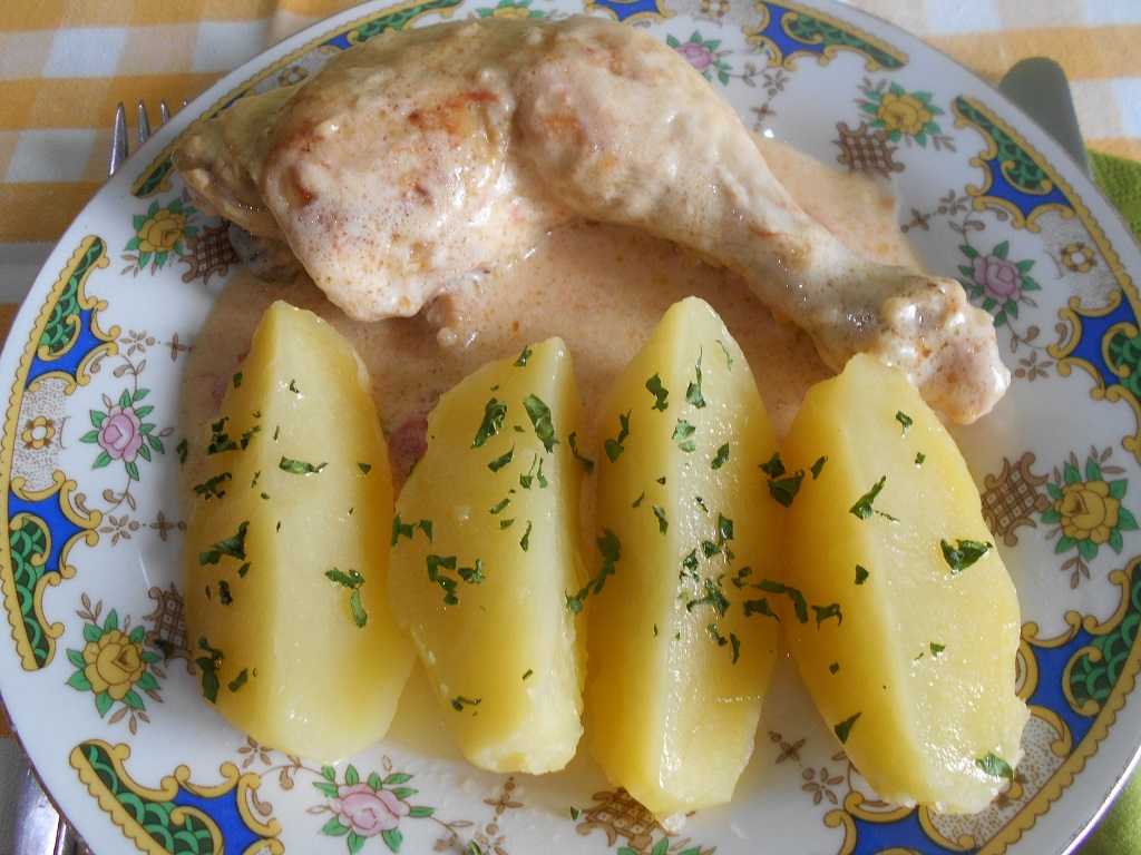 Pulpe de pui la tigaie, in sos alb, cu garnitura de cartofi natur