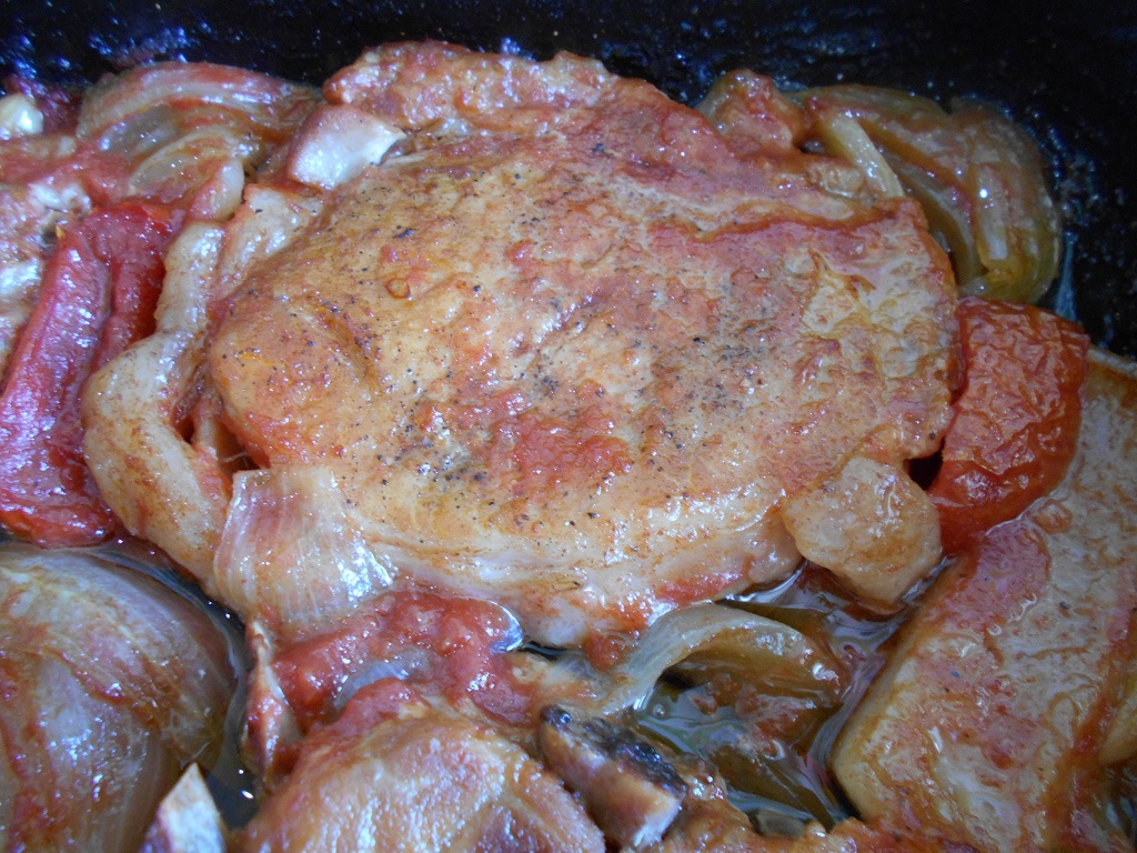Cotlete de porc in sos tomat, la cuptor