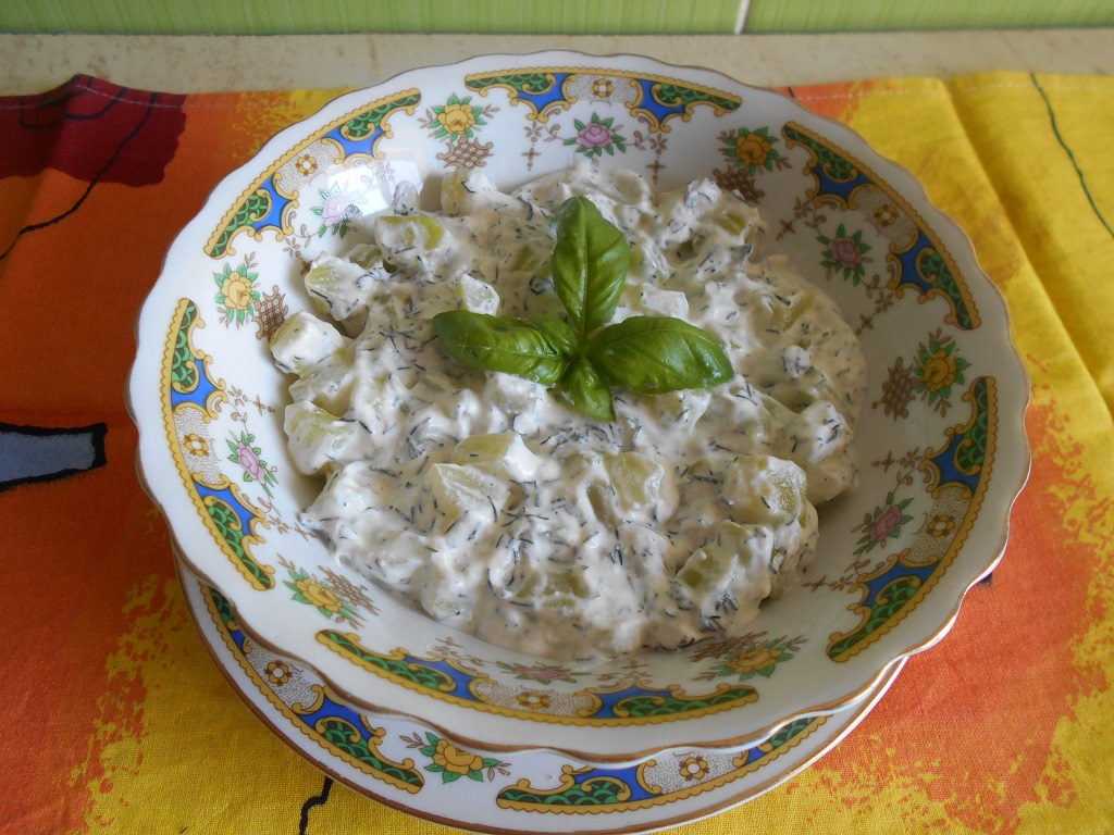 Salata de dovlecel, cu iaurt, marar si usturoi