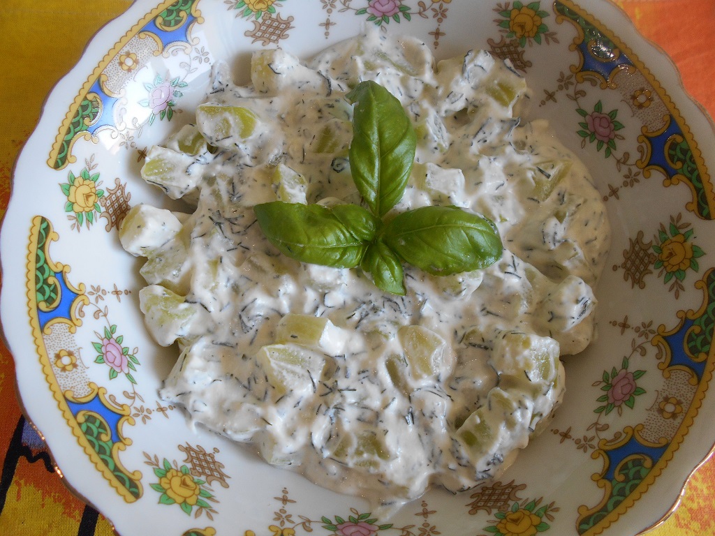 Salata de dovlecel, cu iaurt, marar si usturoi