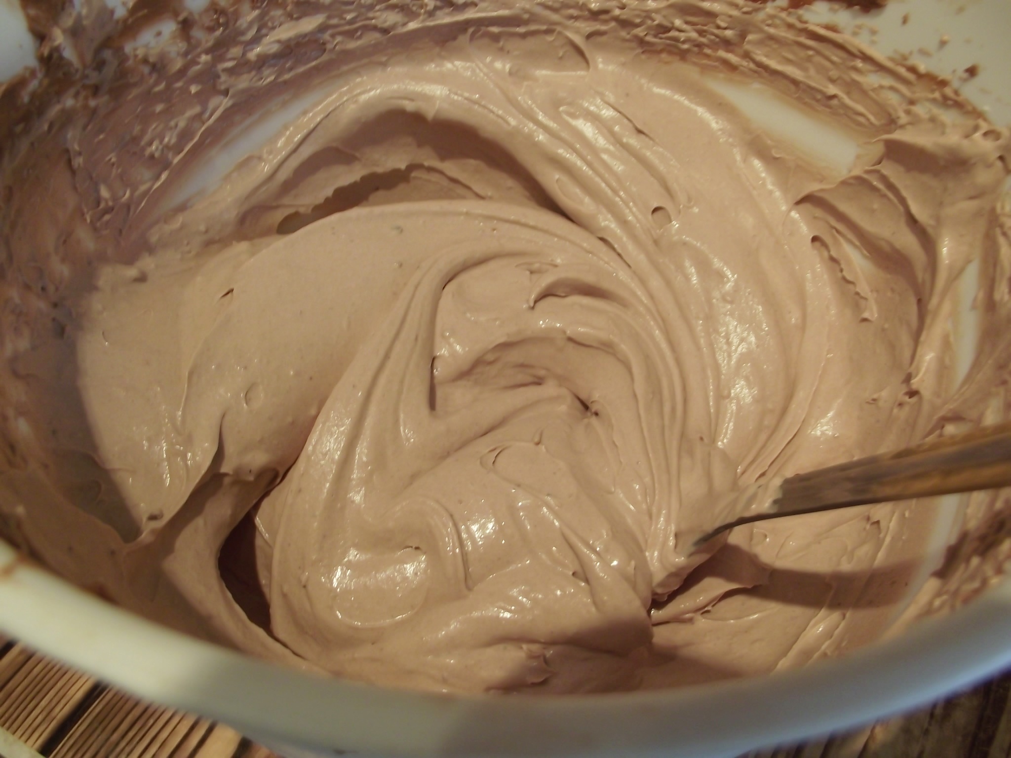 Desert tort cu crema de ciocolata si jeleu de coacaze negre
