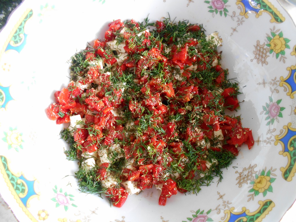 Salata de ardei capia copti, cu telemea si ceapa verde