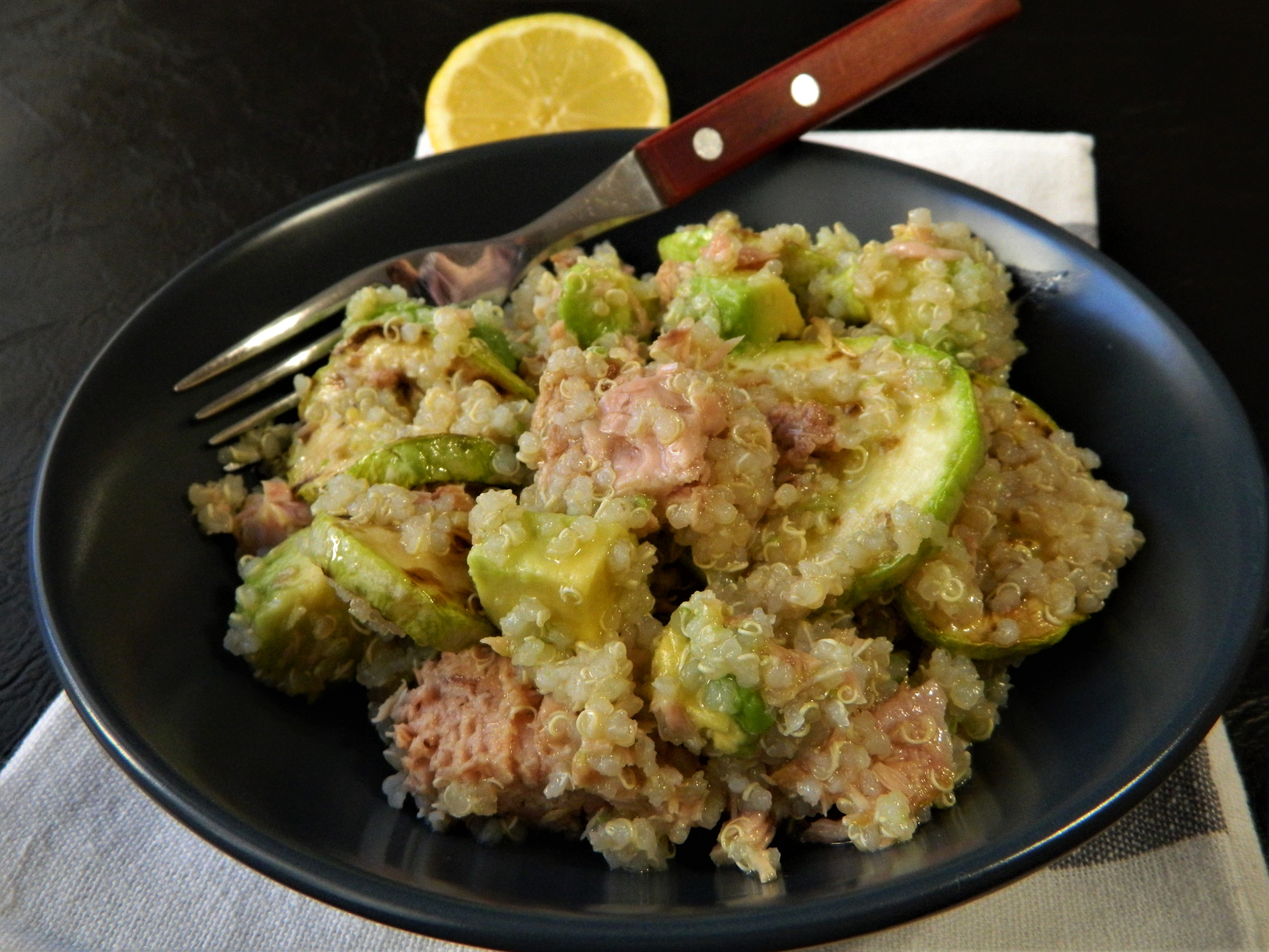Salata cu quinoa, dovlecel de gratar, avocado si ton