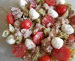 Salata mediteraneana, cu paste, ton, rosii cherry si pesto-9