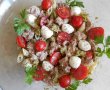 Salata mediteraneana, cu paste, ton, rosii cherry si pesto-10