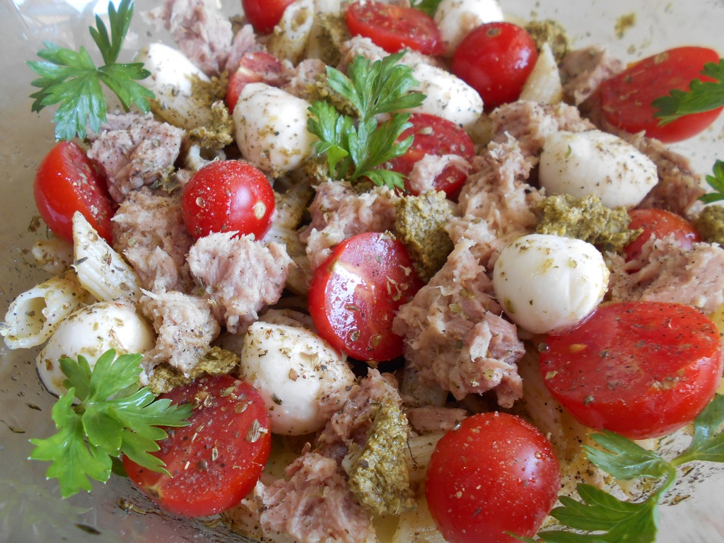 Salata mediteraneana, cu paste, ton, rosii cherry si pesto