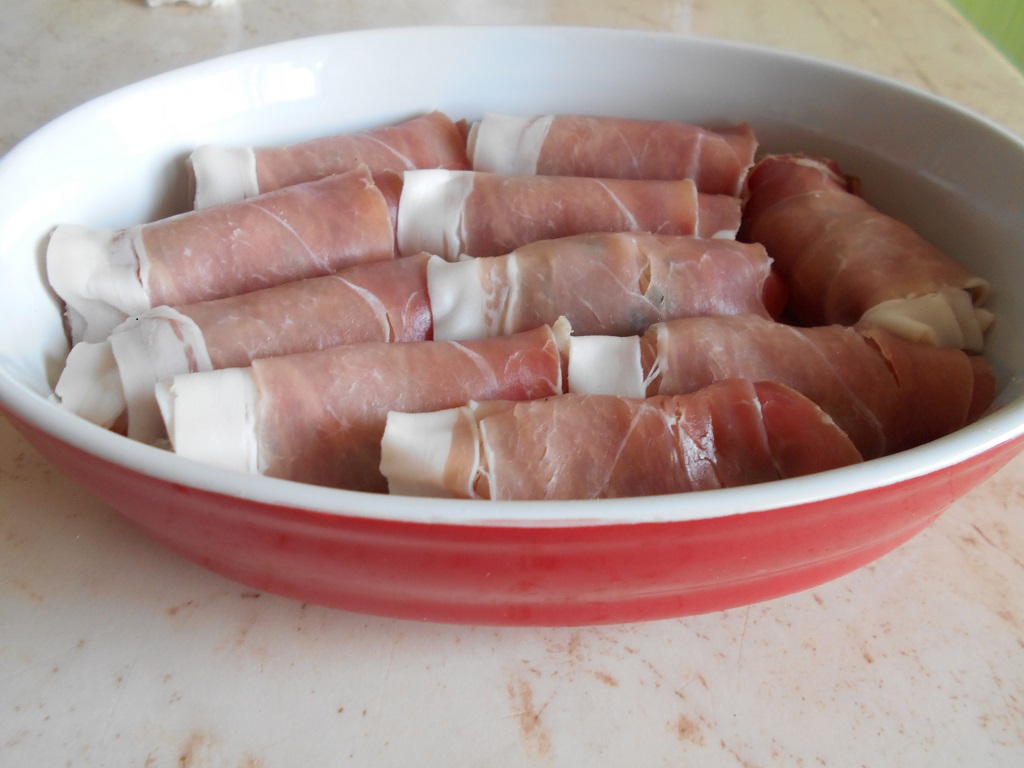 Mini rulouri din carne tocata de porc, in bacon, cu cartofi natur
