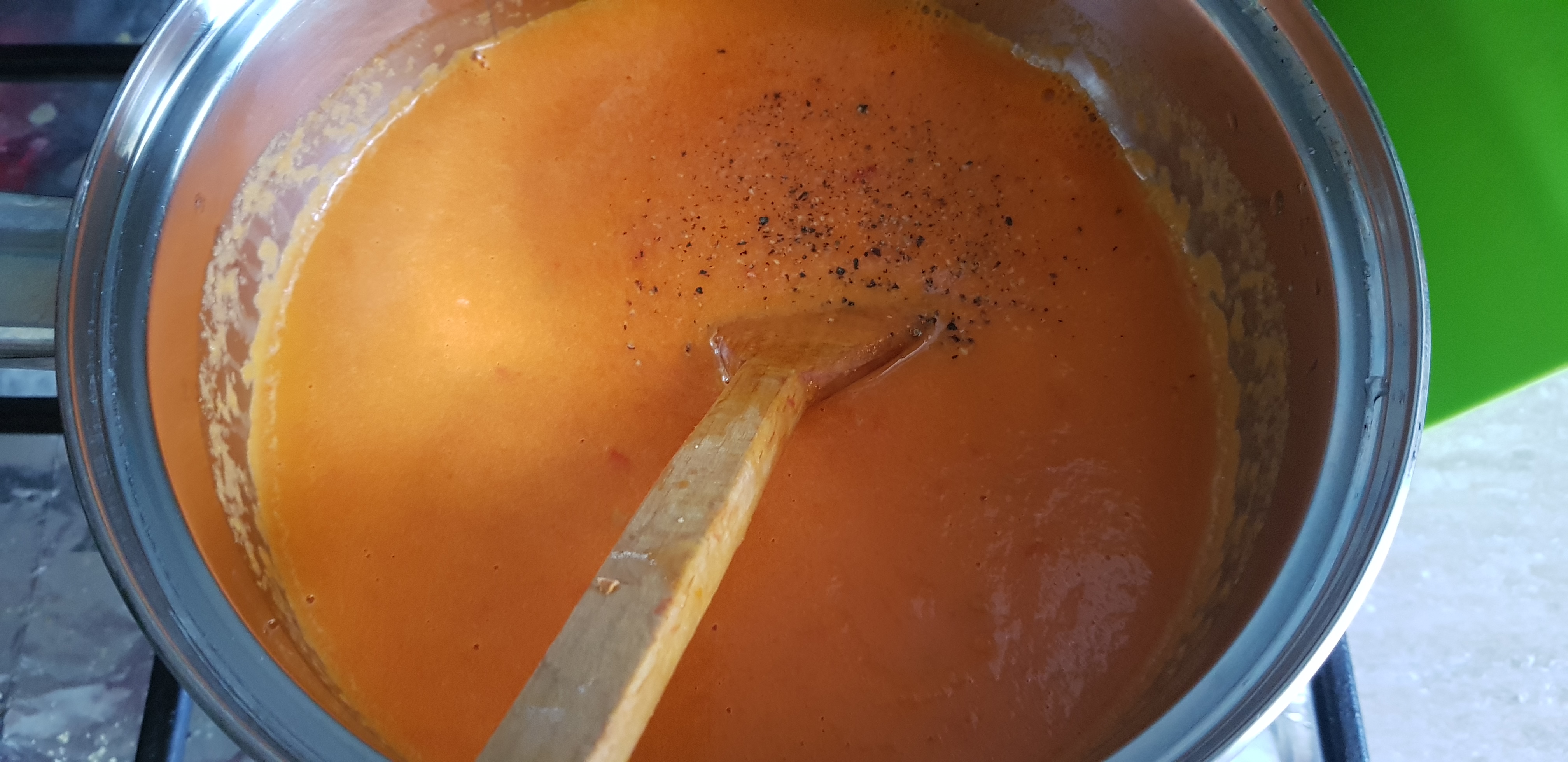 Supa crema de rosii cu busuioc
