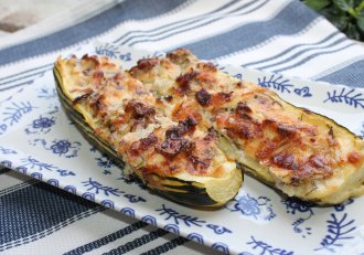Zuchini cu carne de pui, prosciutto si branzeturi