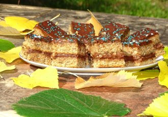 Desert prajitura cu crema de ciocolata si banane