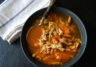 Bors taranesc de fasole pastai cu carne de pui