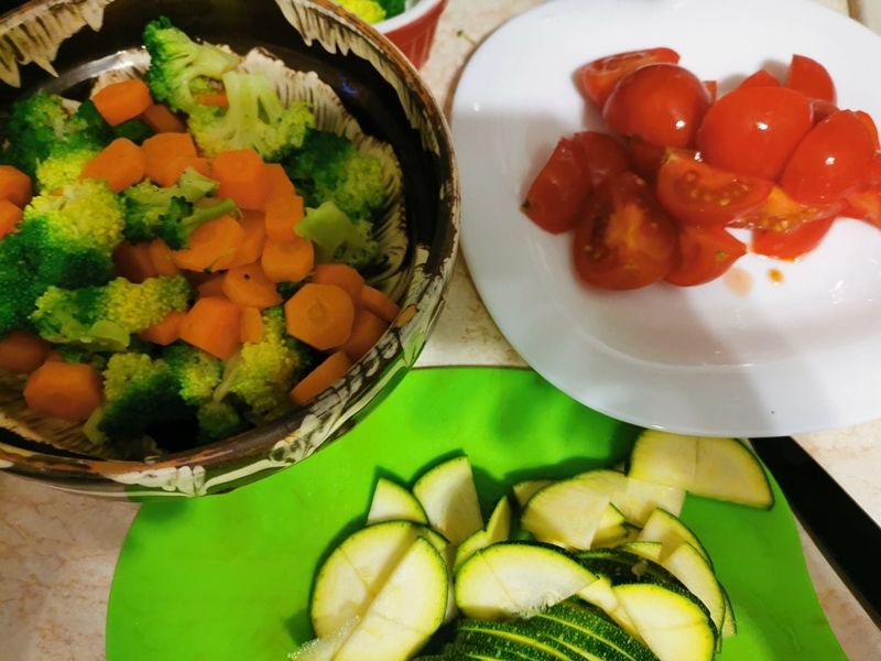 Broccoli, zucchini si rosii cherry in unt