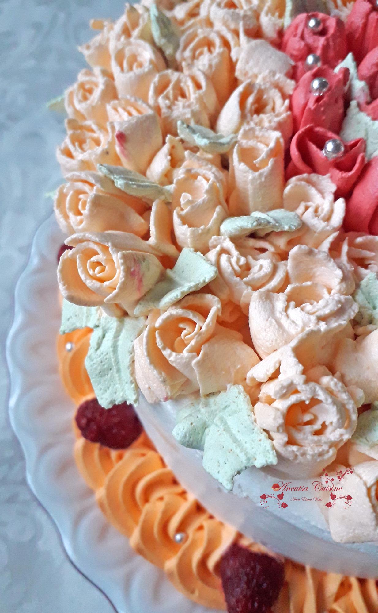 Desert tort cu trandafiri, nuci, caramel si fructe