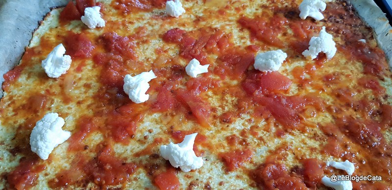 Blat de pizza din conopida si mozzarella (fara gluten, low carb)