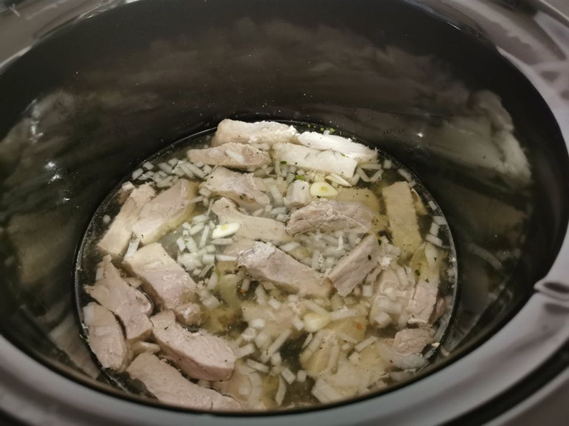 Spatzle cu carne de porc la slow cooker Crock Pot