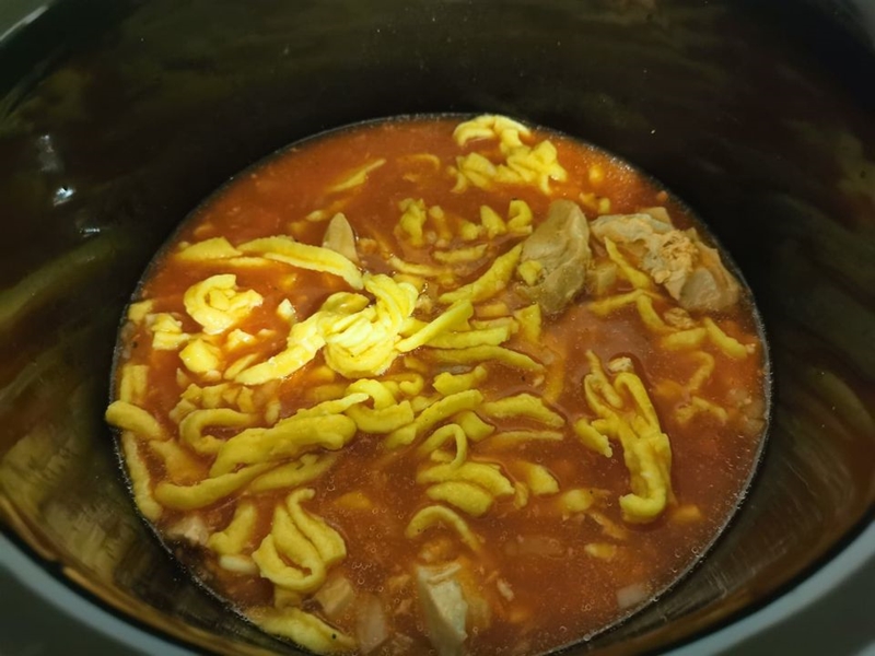 Spatzle cu carne de porc la slow cooker Crock Pot